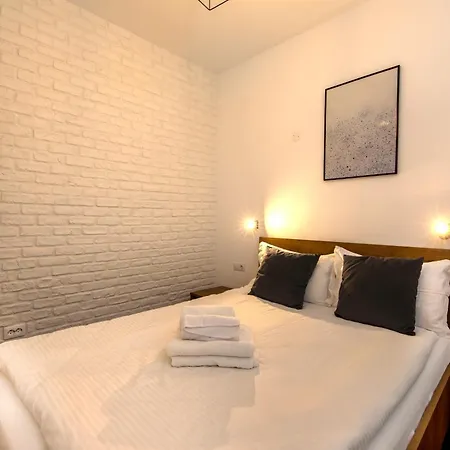 Trinoble Postavarului - Comfort In Old Town