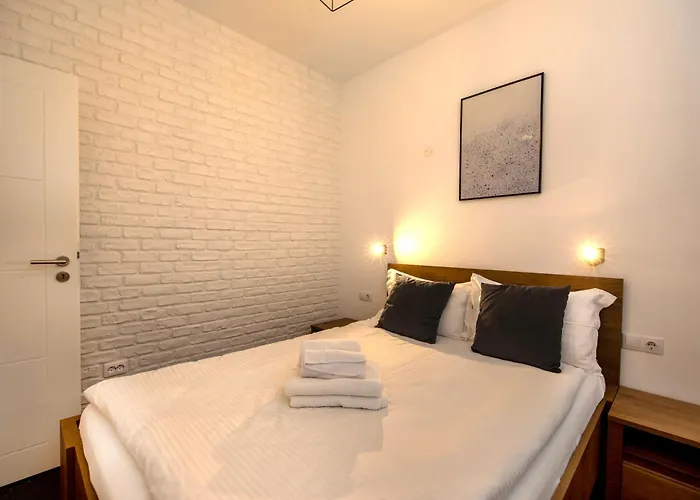 Trinoble Postavarului - Comfort In Old Town