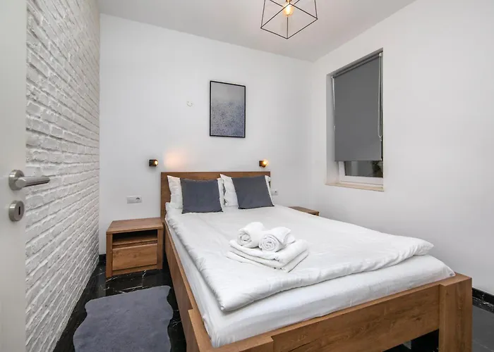 Trinoble Postavarului - Comfort In Old Town *